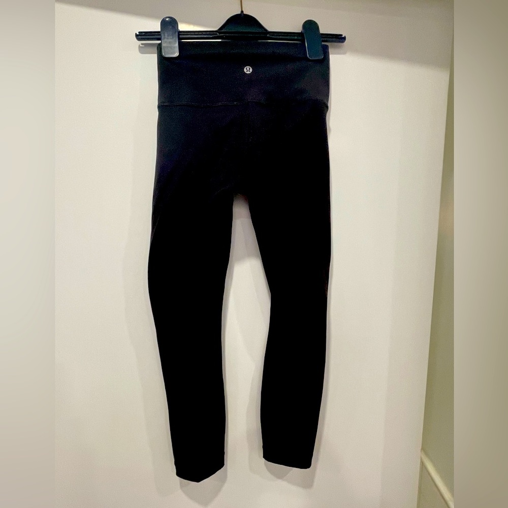Like new Lululemon 23” crop Wunder Under leggings